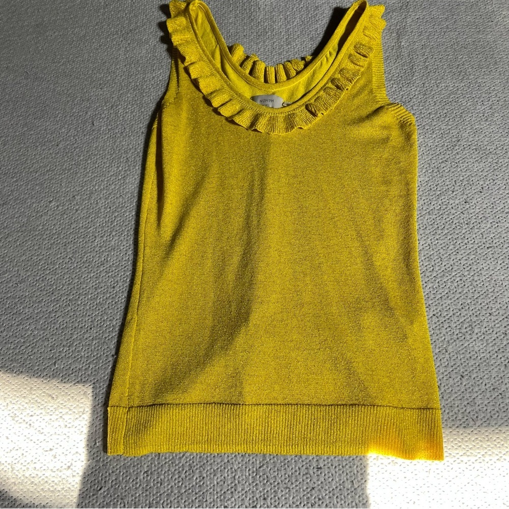 ⭐️ NUMPH Yellow Jiya Pullover Sleeveless Knit Ruffle Tank Top Size Small EUC